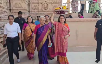 खोडलधाम मंदिर कागवाड़ में आज भक्ति और आस्था का विशेष माहौल देखने को मिला, जब आनंदीबेन पटेल अपने परिवार के साथ मां खोडल के दर्शन के लिए पहुंचीं।