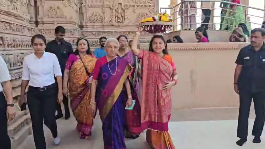 खोडलधाम मंदिर कागवाड़ में आज भक्ति और आस्था का विशेष माहौल देखने को मिला, जब आनंदीबेन पटेल अपने परिवार के साथ मां खोडल के दर्शन के लिए पहुंचीं।