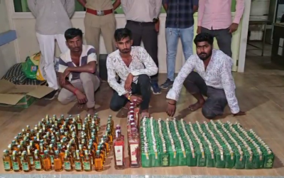 मेहमदाबाद में चुनावी शराब कांड: कांग्रेस उम्मीदवार पर गंभीर आरोप, पुलिस ने 2.13 लाख का सामान किया जब्त